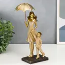 Фигурка сувенирная Simaland "Мама с сыном на прогулке под зонтом" бежевый 28x11x8 см