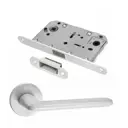 Комплект для межкомнатной двери Paulinidor ручки 546-06 slim + сантехническая магнитная защелка 5096 белый