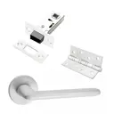 Комплект для межкомнатной двери Paulinidor ручки 546-06 slim + защелка магнитная 5-50 + врезные петли 2 шт белый