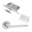 Комплект для межкомнатной двери Paulinidor ручки 546-06 slim + сантехническая магнитная защелка 5096 + врезные петли 2 шт белый