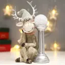 Фигура декоративная Лосик в вязаном колпаке с шаром на колонне 4838584 Simaland 20.5 см цвет разноцветный