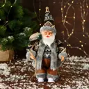 Фигура декоративная В тёплом костюме с подарками 9692504 Simaland 24 см цвет серый/серебристый