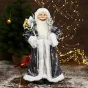 Декоративная фигура Зимнее волшебство Дед Мороз в серо-синей шубе с посохом и подарками 23x45 см