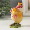 Сувенир "Курочка в чепчике, несет цыпленка в скорлупе с цветами" 6.5x4x9 см