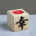 Свеча в деревянном подсвечнике Куб Иероглифы Удача 6x6x6 см аромат вишни