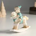 Фигура декоративная Медвежонок в зелёном наряде на лошадке-качалке 4886379 Simaland 11.5 см цвет белый