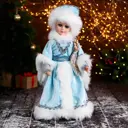 Фигура декоративная Зимнее Волшебство Снегурочка В голубой шубке с бусинками двигается 17x40 см