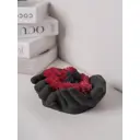 Кашпо статуэтка Руки Любви с красным мхом в подарок