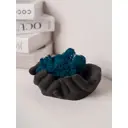 Кашпо статуэтка Руки Любви с синим мхом в подарок