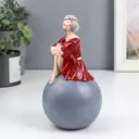 Фигурка сувенирная Simaland Девушка в бордовом платье на шаре 17.5x10x10 см