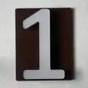 Адресная табличка на дом PINЛайт цифра "1" коричневая подложка c объемной теплой подсветкой