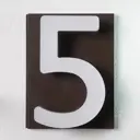 Адресная табличка на дом PINЛайт цифра "5" коричневая подложка c объемной холодной подсветкой
