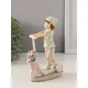 Сувенир полистоун Мальчишка на самокате с кроликом и корзиной цветов 115х45х165 см 10583171