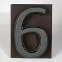 Адресная табличка на дом PINЛайт цифра "6" коричневая подложка с задней холодной подсветкой