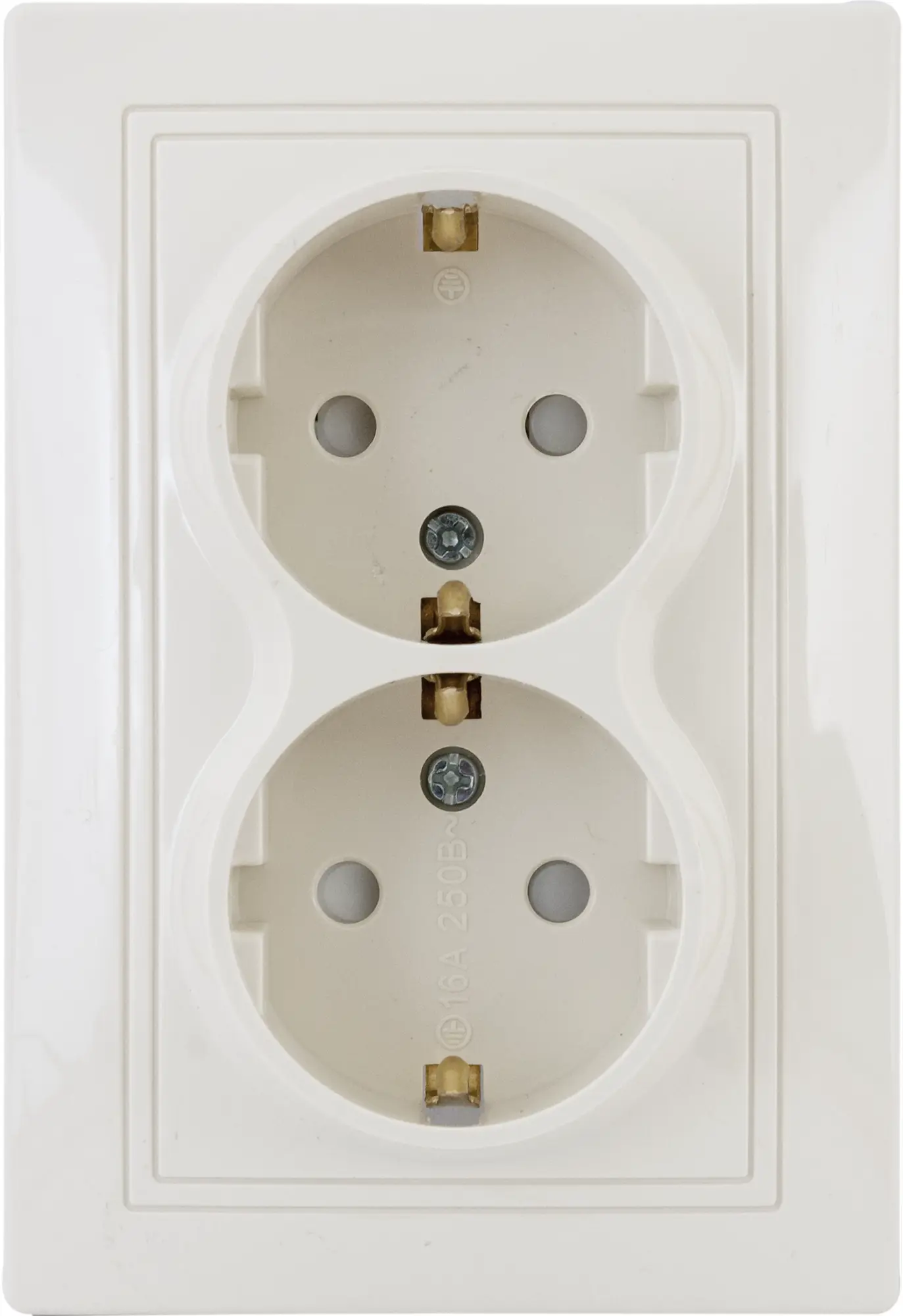 Изображение товара Розетка двойная встраиваемая Таймыр с заземлением со шторками цвет бежевый