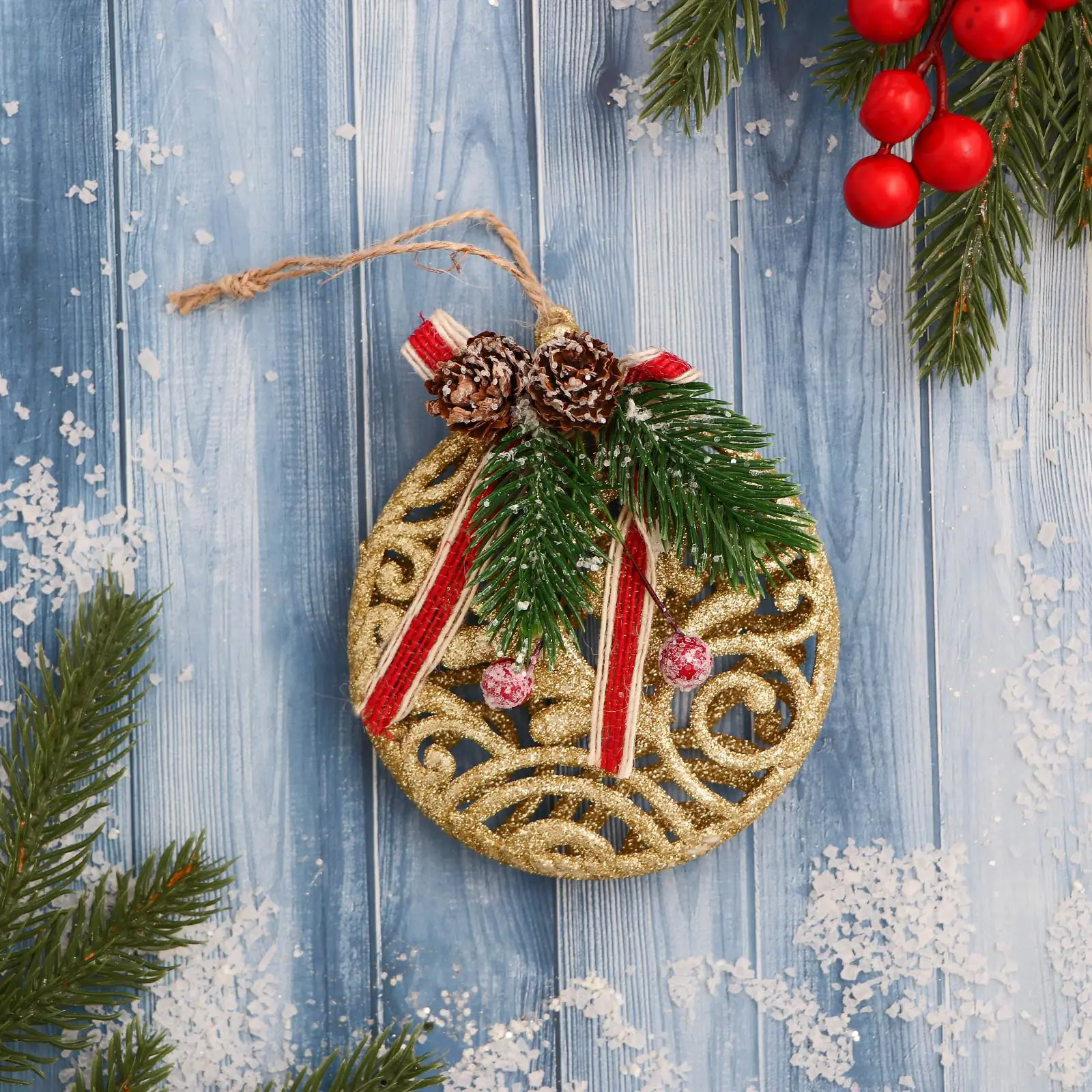 Изображение товара Елочная игрушка Шар узорный с шишкой и ягодами Зимнее волшебство 6938898 10 см х 10 см жёлтый/золотой