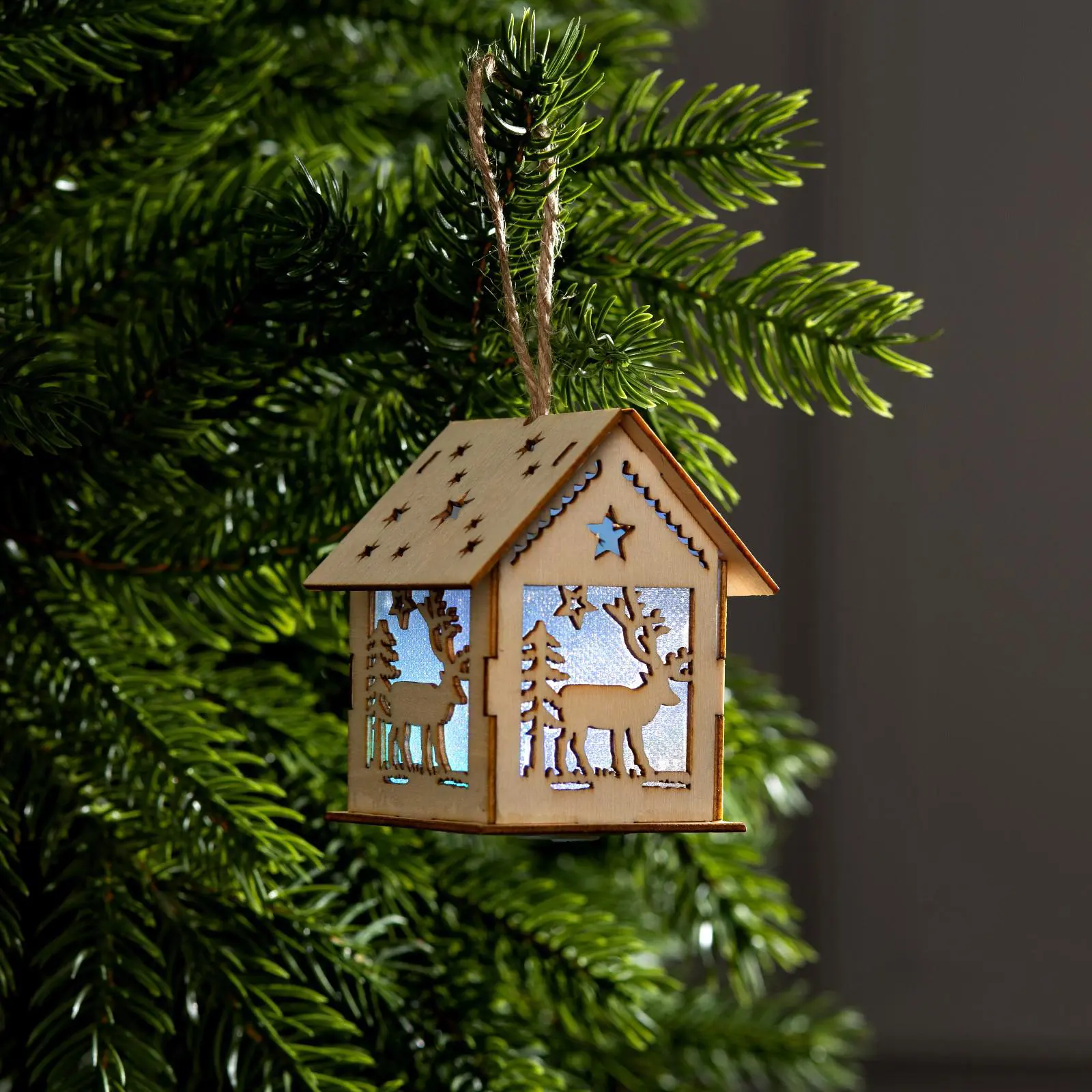 Изображение товара Елочная игрушка Домик с оленем Luazon lighting 6117278 6 см х 6.5 см бежевый