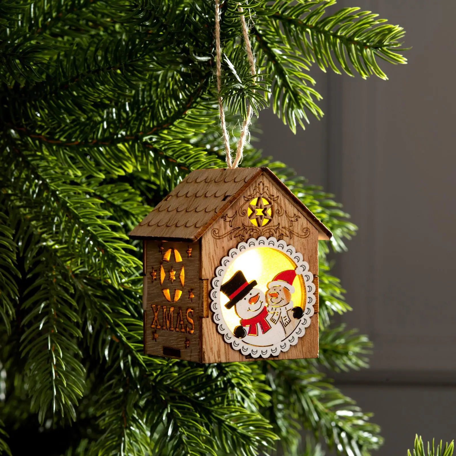 Изображение товара Елочная игрушка Домик со снеговиками Luazon lighting 6117288 5.5 см х 7 см бежевый