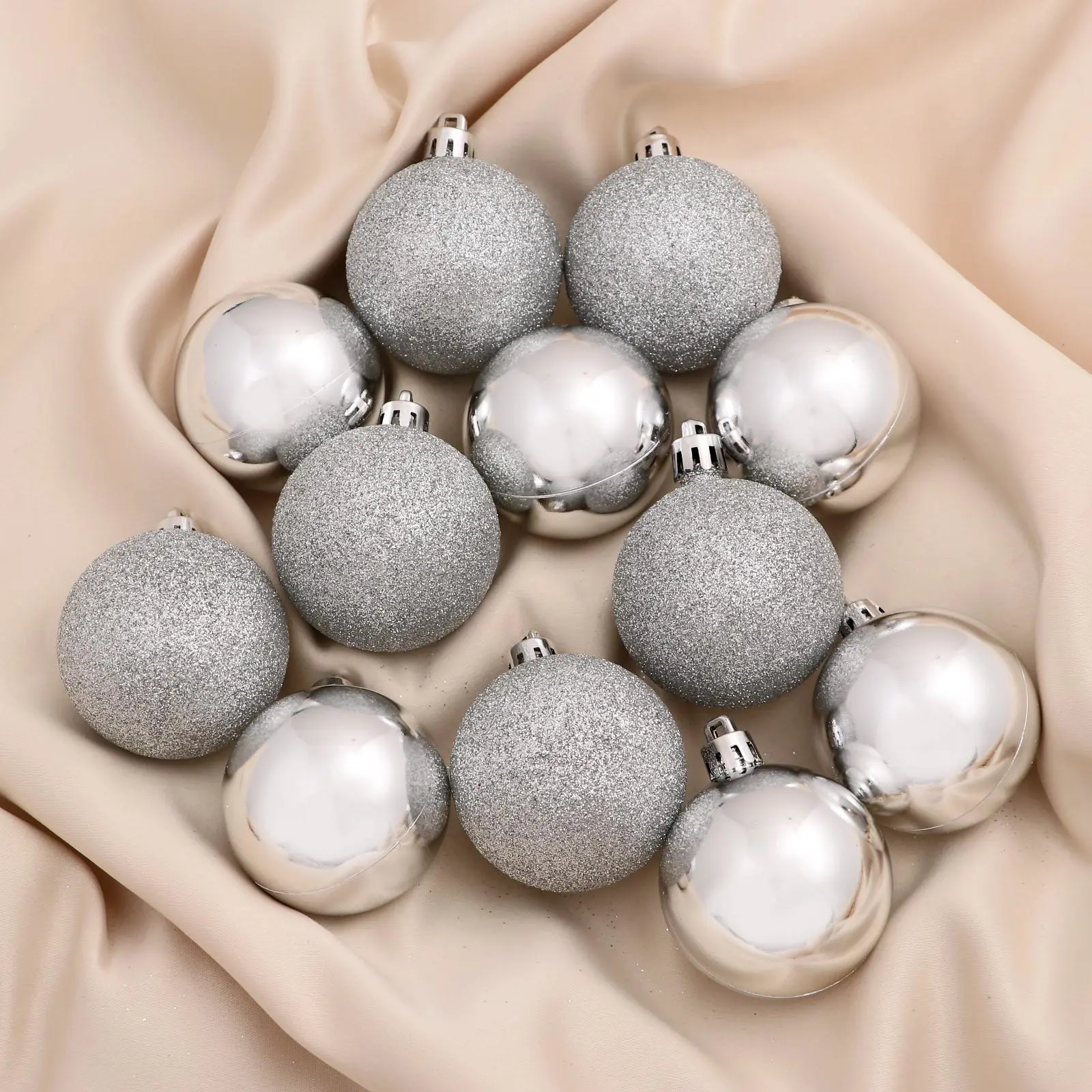 Изображение товара Набор елочных шаров Зимнее волшебство 4941731 Глянцевый блеск 5 см пластик серый/серебристый 12 шт