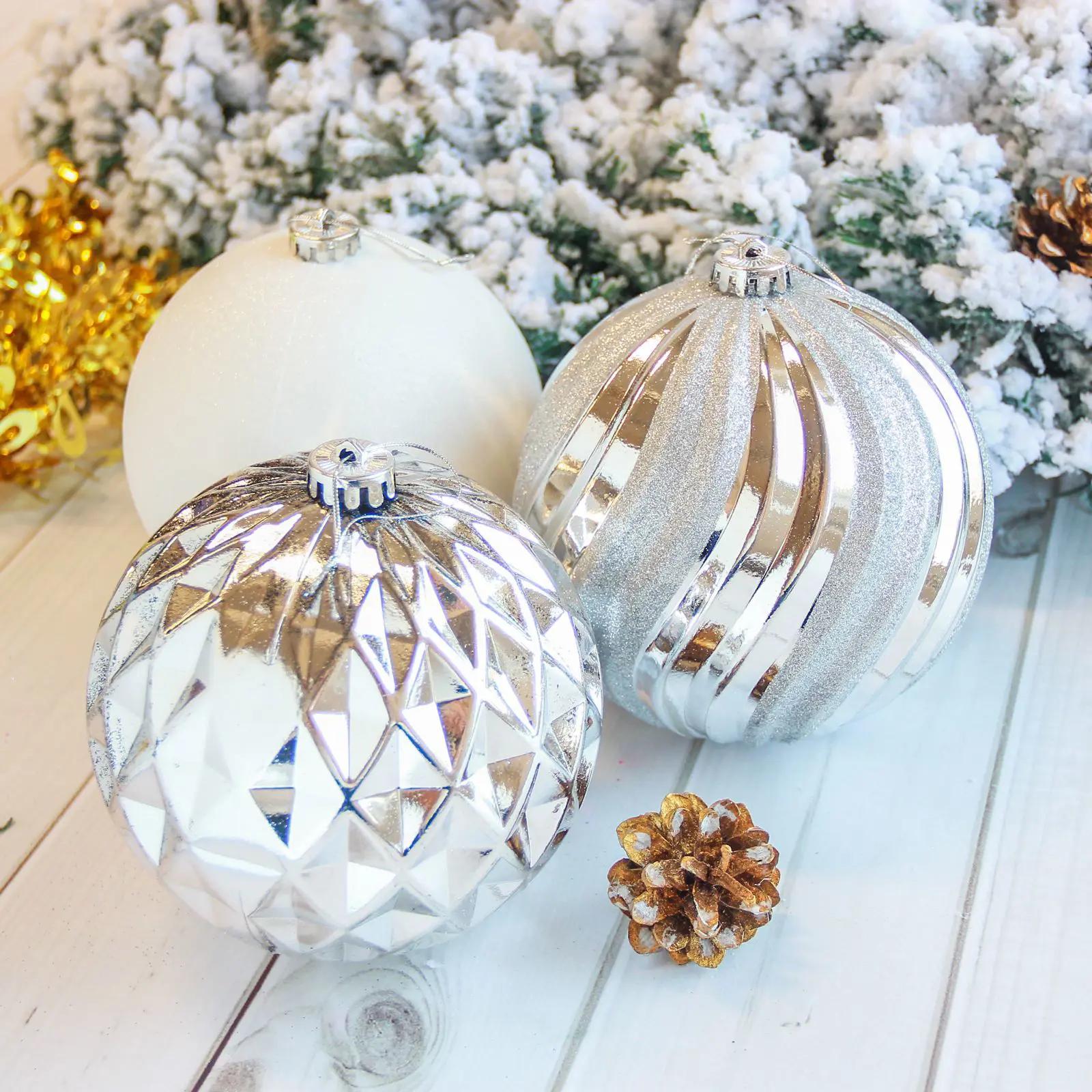 Изображение товара Набор елочных шаров Зимнее волшебство 2122918 Гиганты 15 см пластик серый/серебристый 3 шт