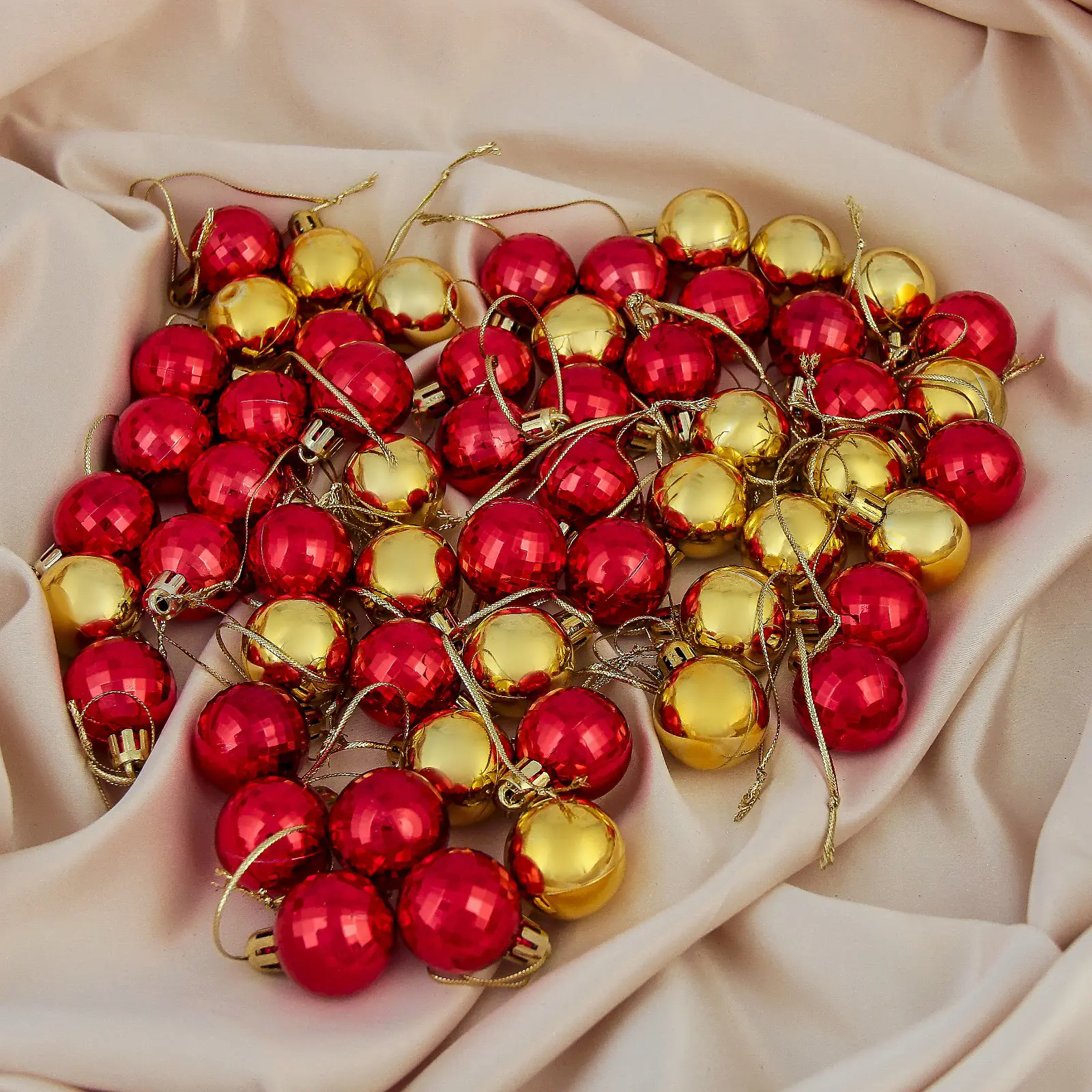 Изображение товара Набор елочных шаров Зимнее волшебство 3259659 Треугольник 22 см пластик жёлтый/золотой 56 шт