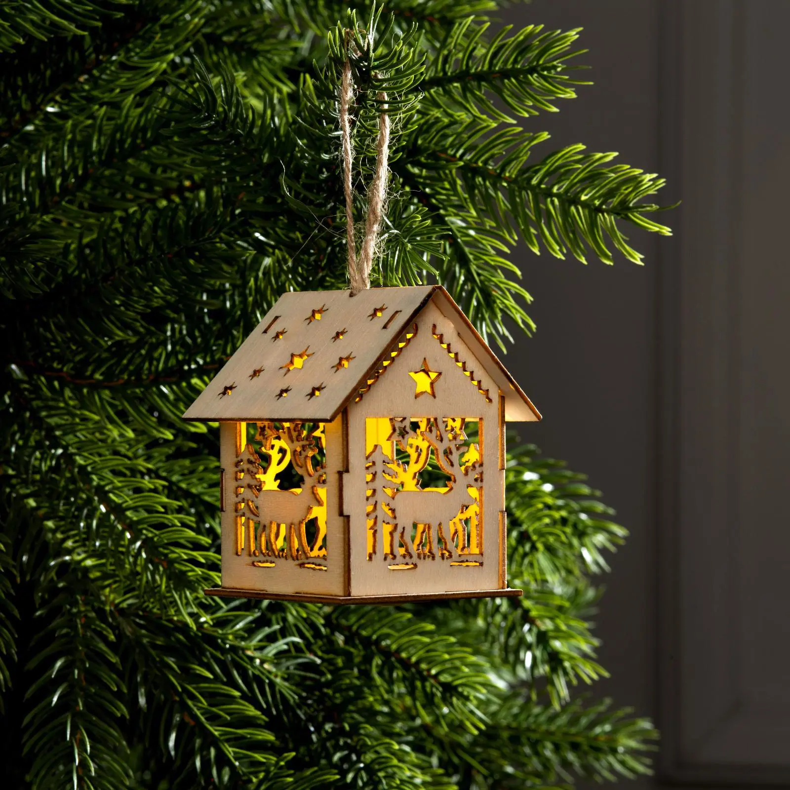 Изображение товара Елочная игрушка Домик с оленем Luazon lighting 6117275 6 см х 6.5 см бежевый