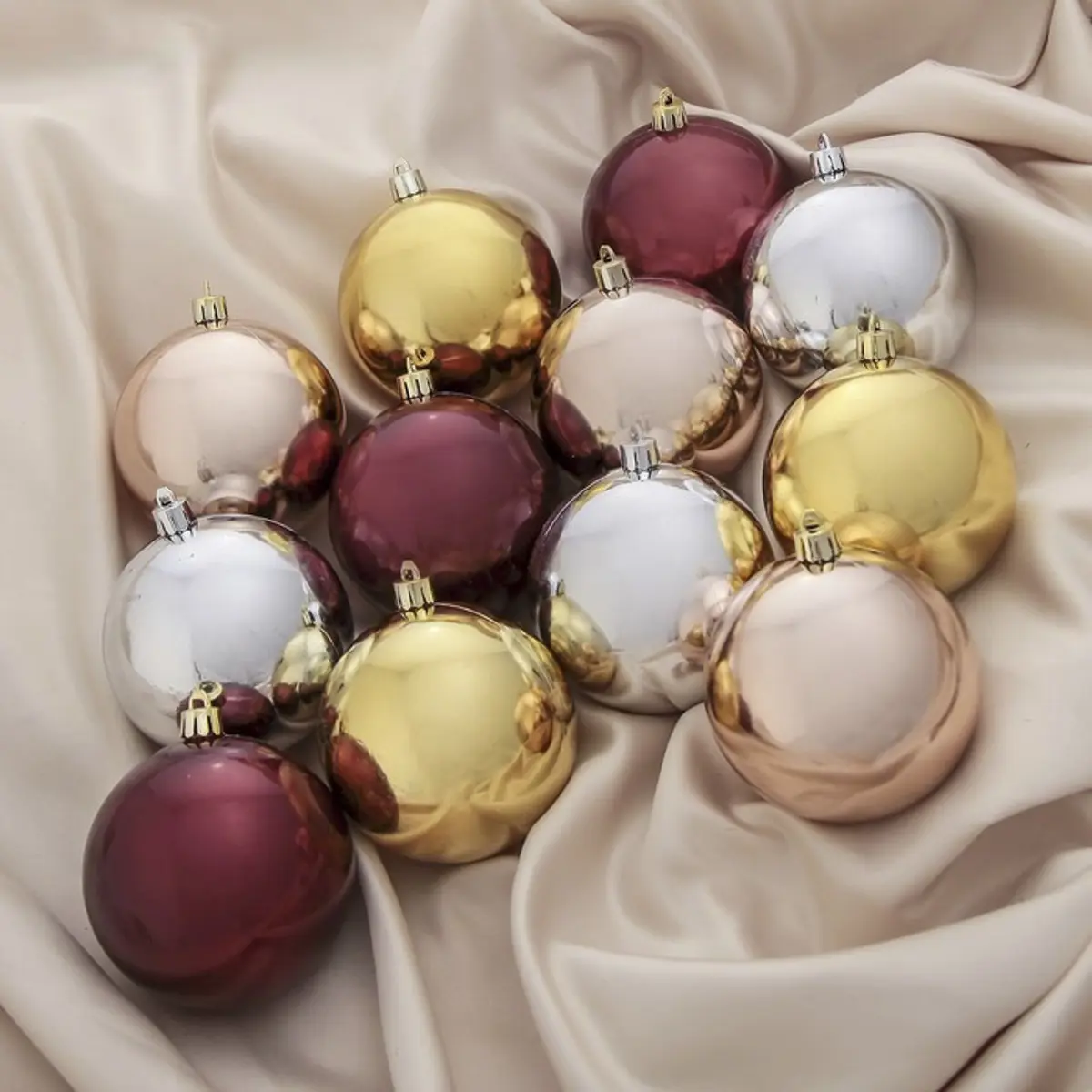 Изображение товара Набор елочных шаров Зимнее волшебство 243245 1346762 7.5 см пластик разноцветный 12 шт