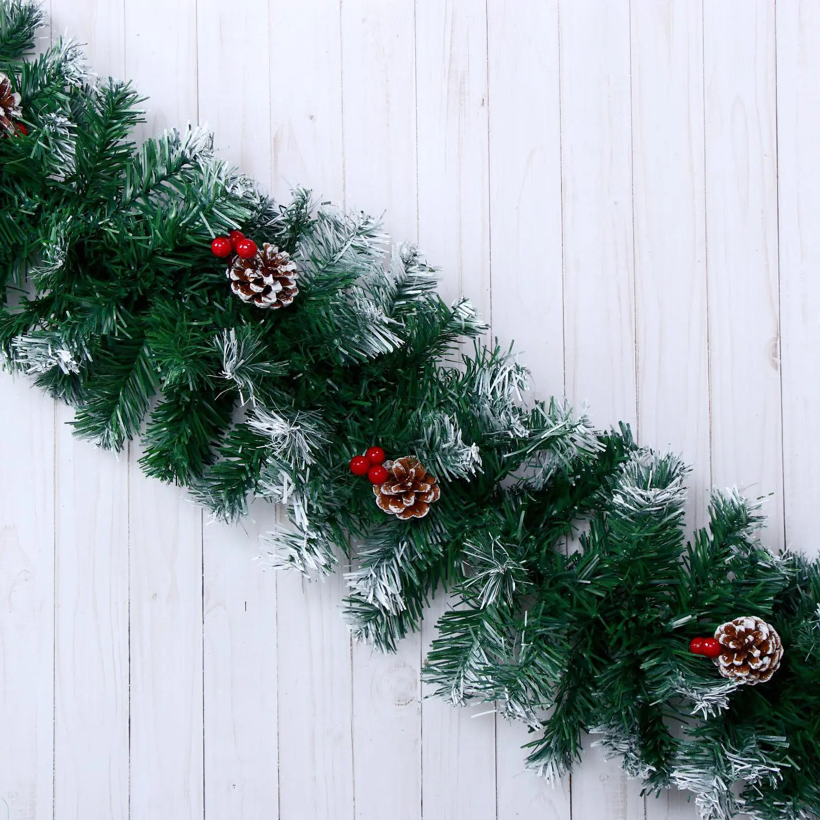 Изображение товара Гирлянда новогодняя Зимнее волшебство Иней с шишками ягодами 270 см 200 веток d-25 см ветка 12.5x6 см