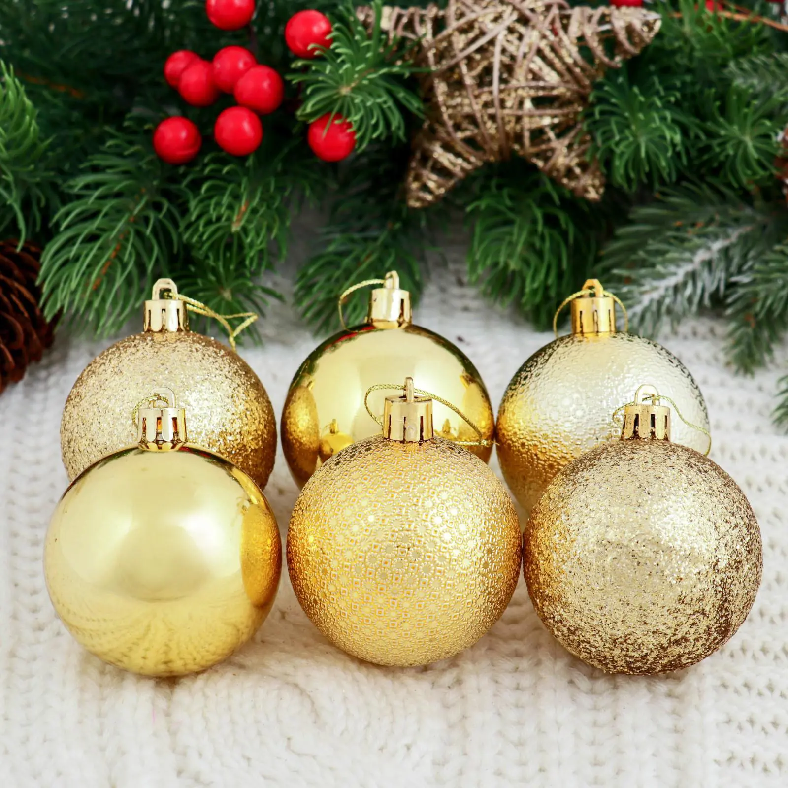 Изображение товара Набор елочных шаров Зимнее волшебство 2178235 Анданте 6 см пластик жёлтый/золотой 12 шт