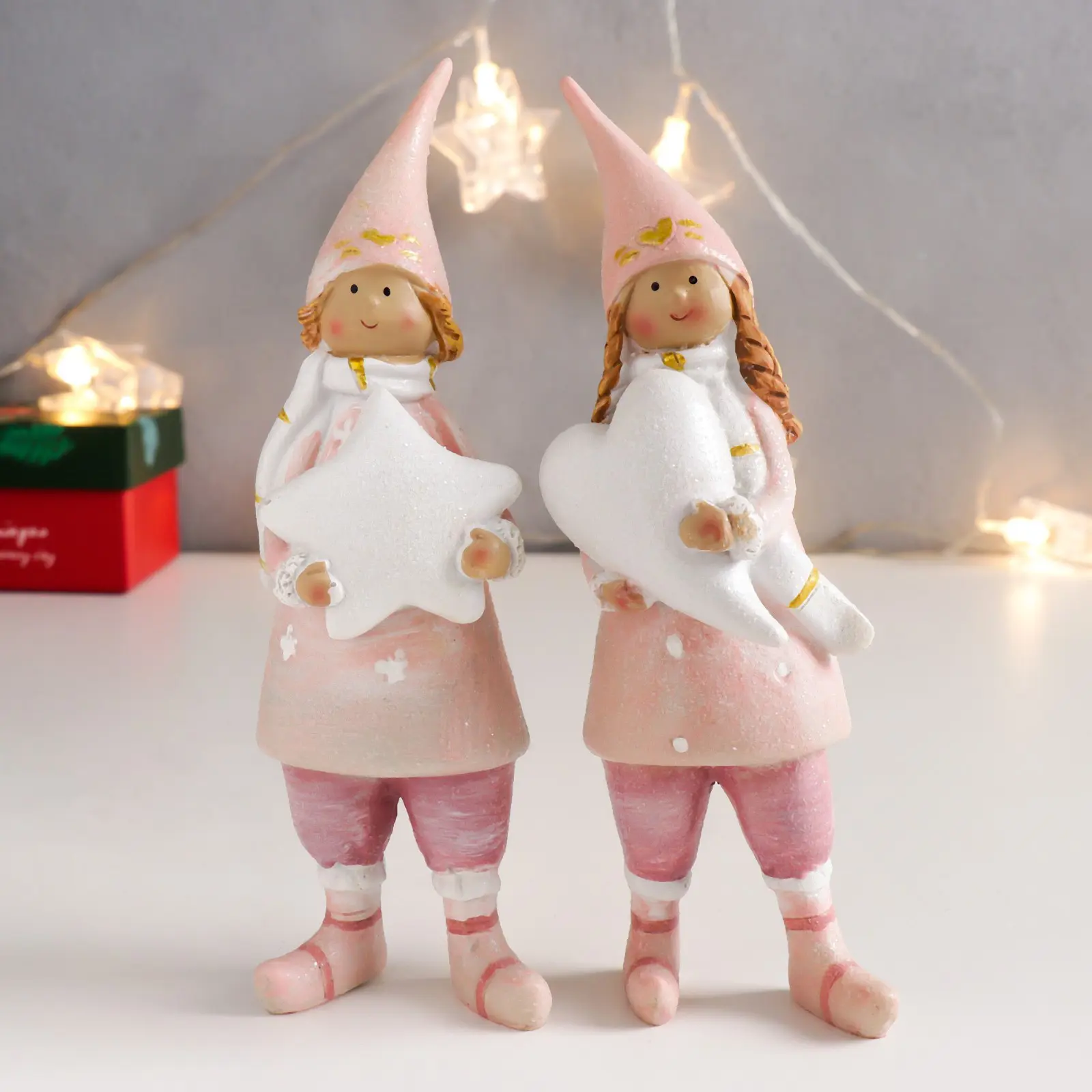 Изображение товара Новогодняя фигурка Simaland Малышка в розовом. в колпаке с сердцем/звездой 18x5x3.5 см