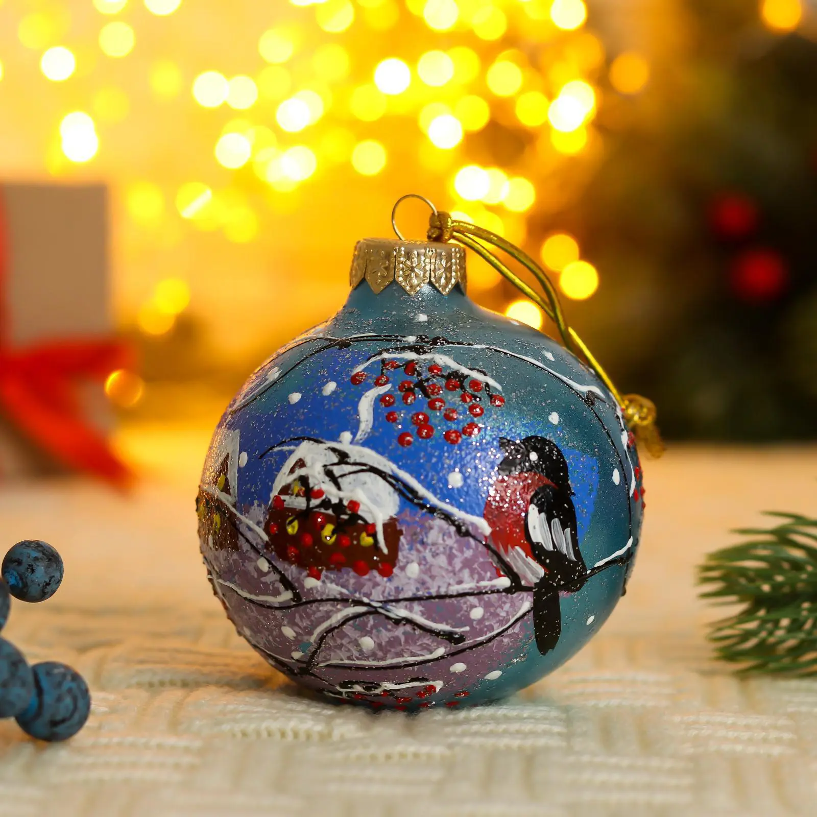 Изображение товара Набор елочных шаров Evis 7304115 Снегирь в заснеженной рябине 8 см стекло синий 1 шт