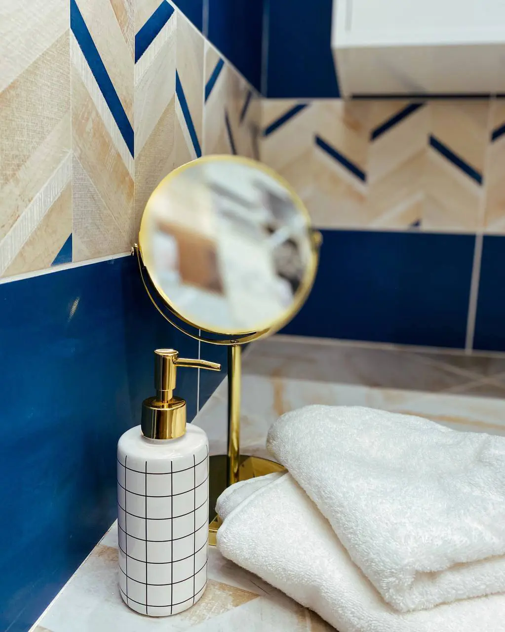 Изображение товара Зеркало косметическое настольное Swensa двустороннее 17 см цвет золотой