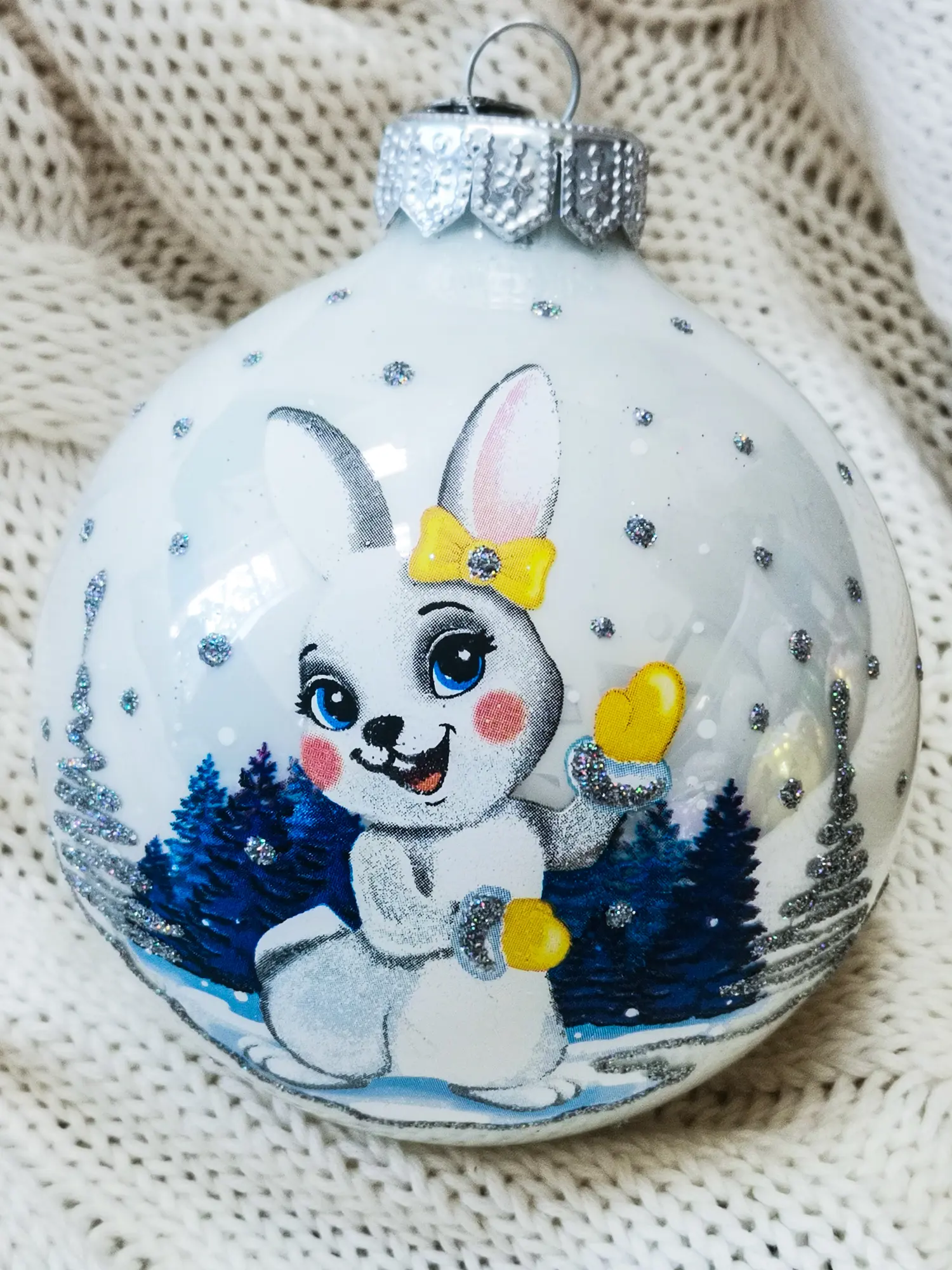 Изображение товара Елочный шар Коломеев КУ-65-224118 Крольчонок очаровашка 6.5 см стекло разноцветный