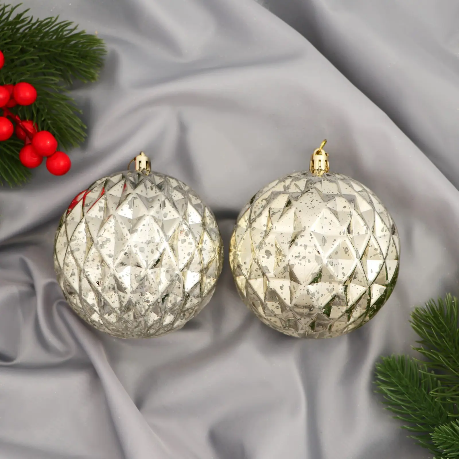 Изображение товара Набор елочных шаров Зимнее волшебство 9510409 Винтаж 10 см пластик жёлтый/золотой 2 шт