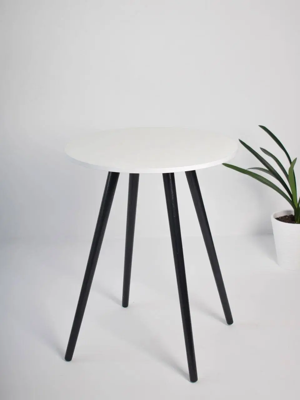 Изображение товара Кухонный стол круглый Lovski 107 60x75x60 см ЛДСП цвет черный/белый