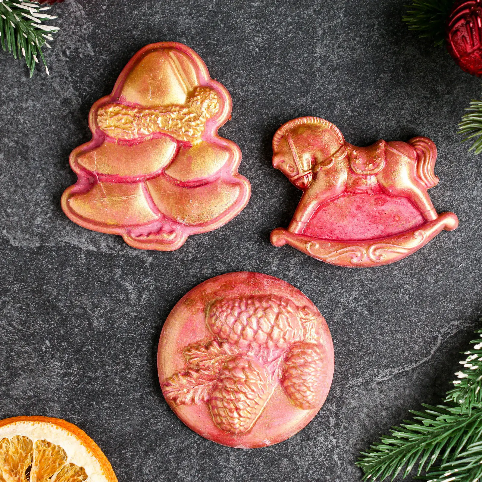 Изображение товара Набор елочных игрушек Лошадка Хорошие сувениры 9801985 8 см красный 3 шт