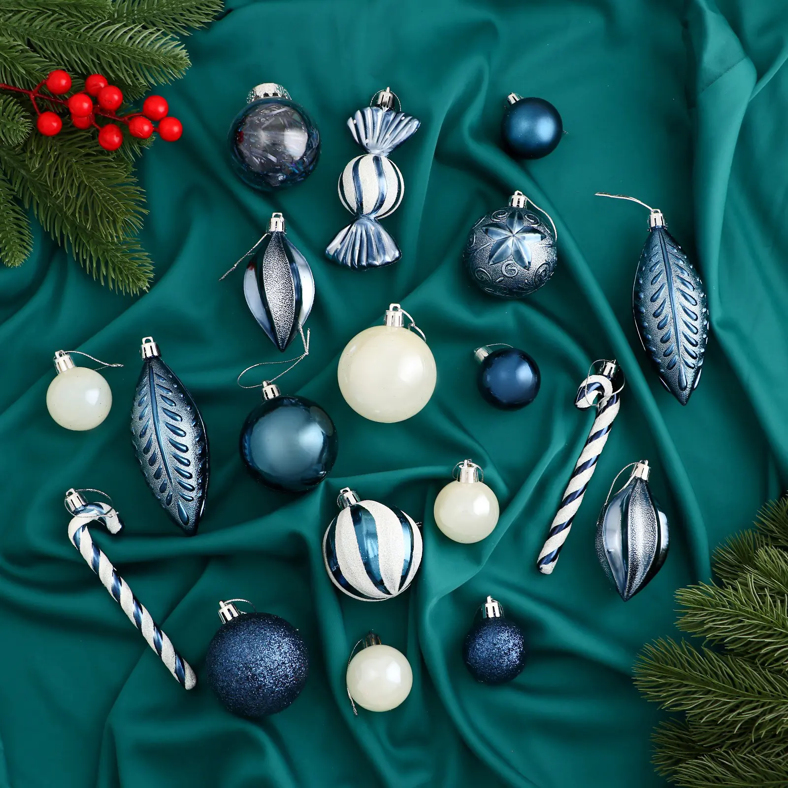 Изображение товара Набор елочных игрушек Зимняя радость Зимнее волшебство 9510685 белый 40 шт