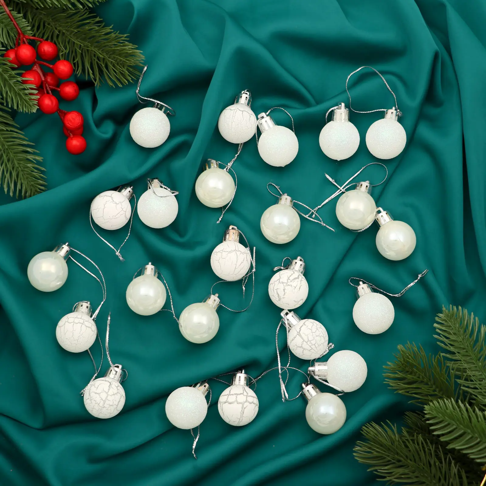 Изображение товара Набор елочных шаров Зимнее волшебство 9510671 3 см Пластик белый 24 шт