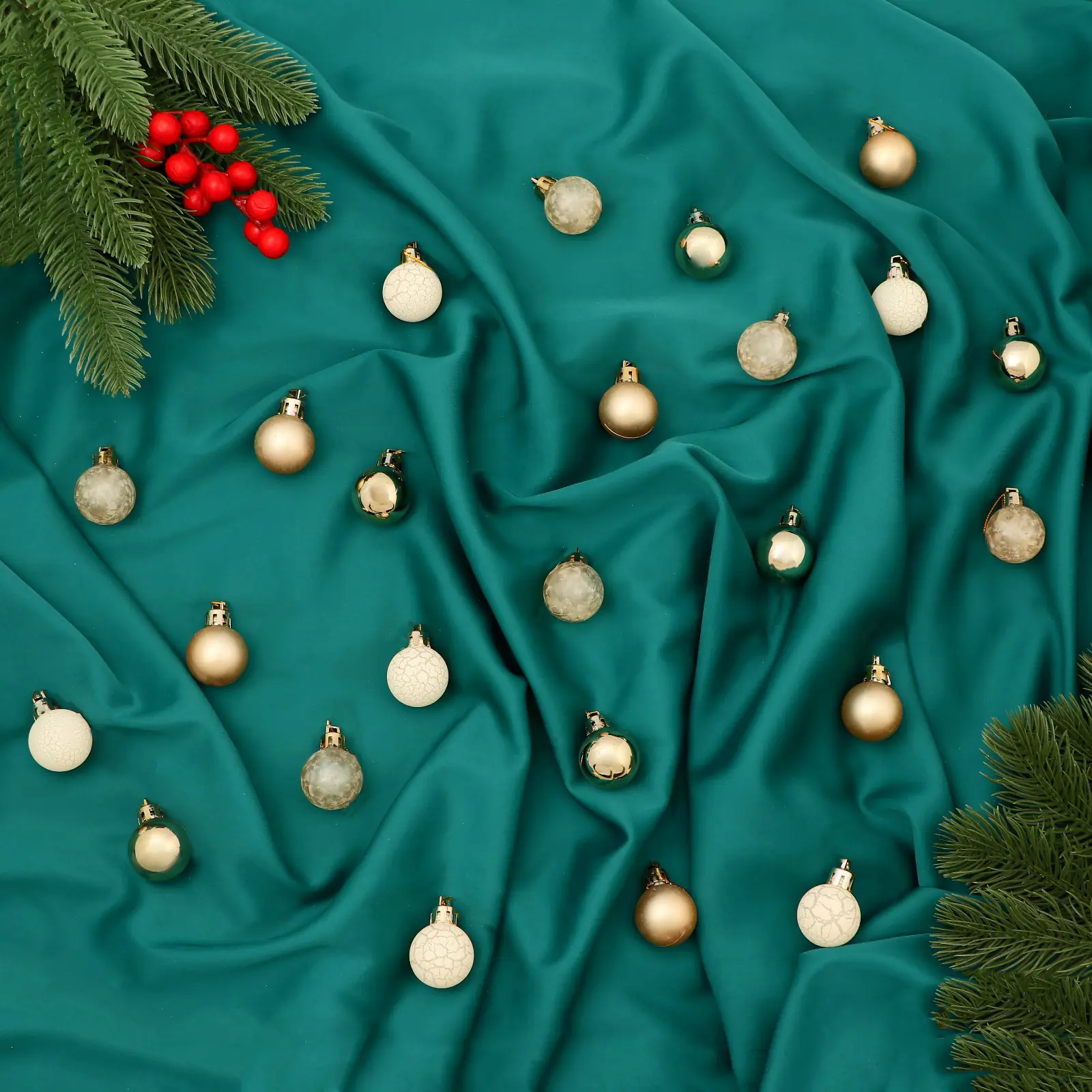 Изображение товара Набор елочных шаров Зимнее волшебство 9510157 3 см Пластик жёлтый / золотой 24 шт