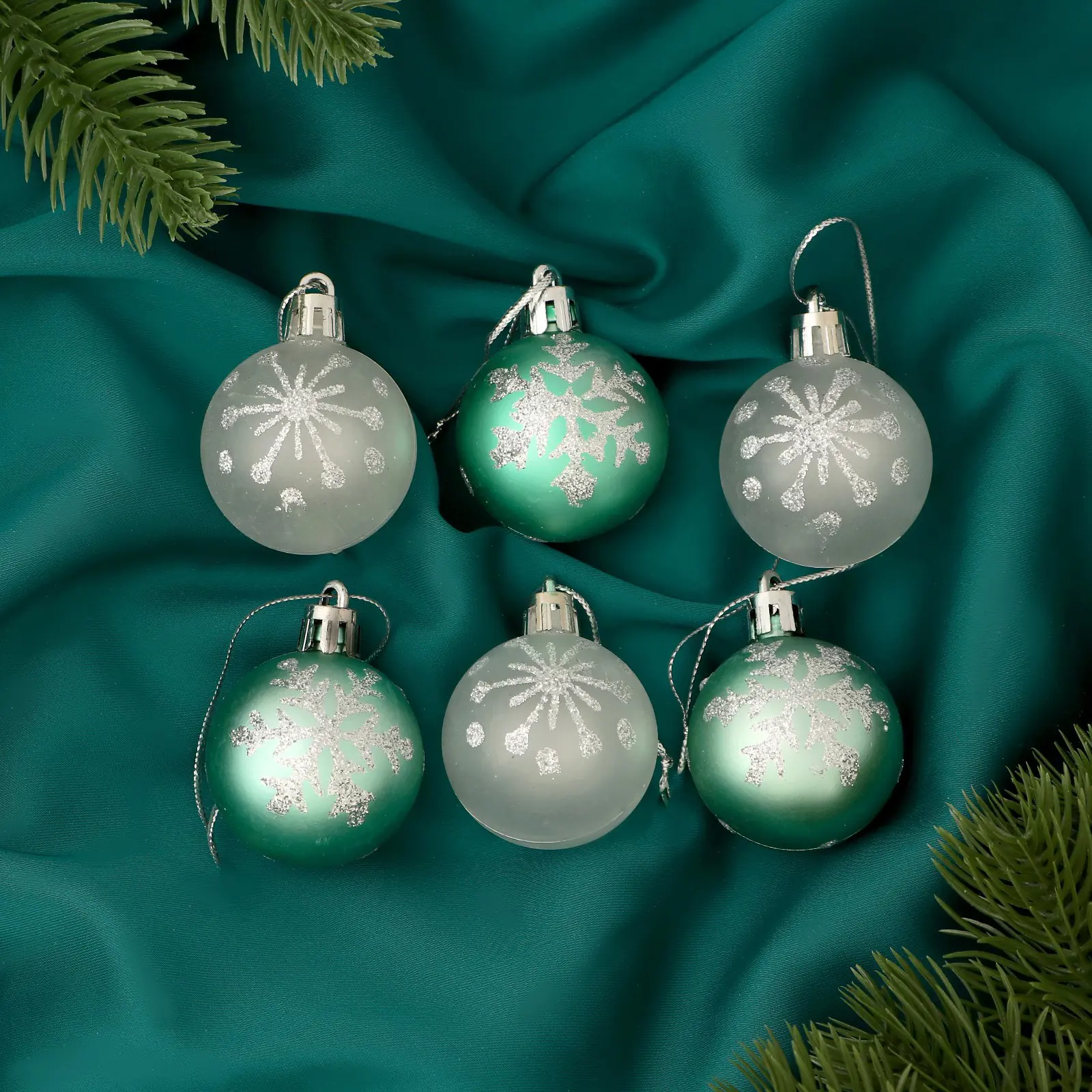 Изображение товара Набор елочных шаров Зимнее волшебство 9510287 3.5 см Пластик разноцветный 6 шт