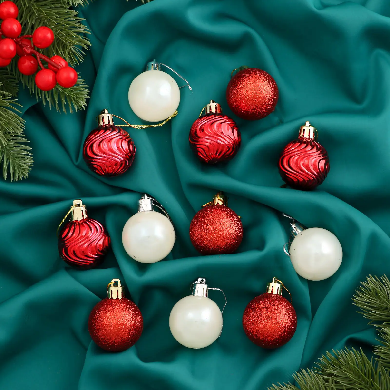 Изображение товара Набор елочных шаров Зимнее волшебство 9510658 4 см Пластик белый 12 шт