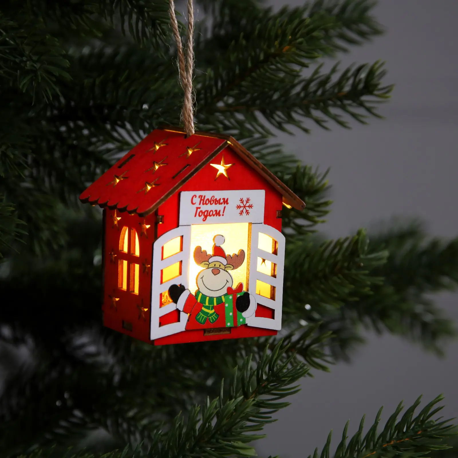 Изображение товара Елочная игрушка Дом с оленем Luazon lighting 9594128 9 см красный