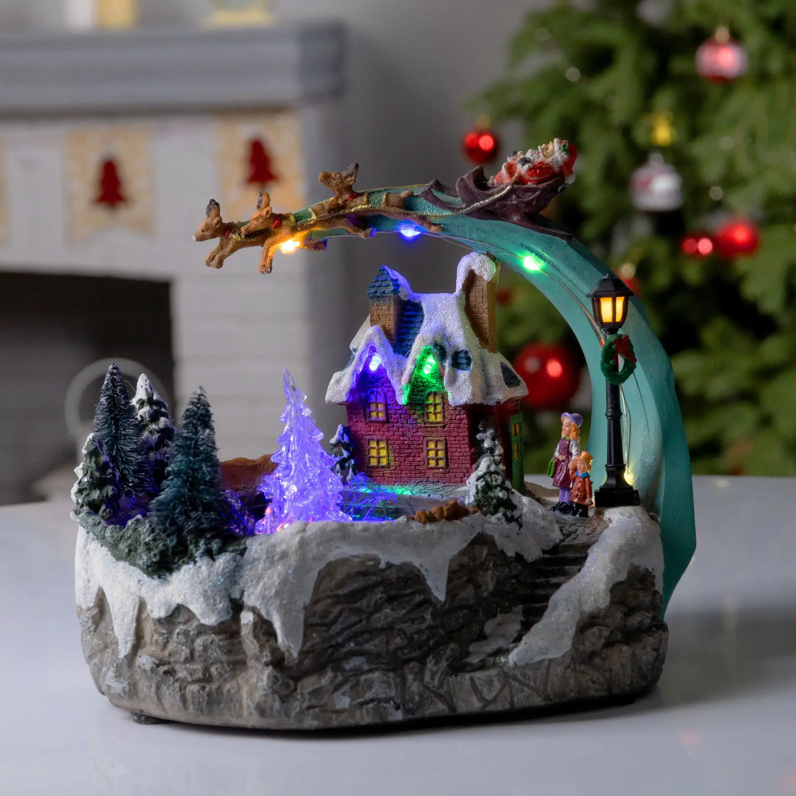 Изображение товара Светящаяся электрическая фигура Площадь с фонтаном для дома Luazon lighting h 16 см разноцветный