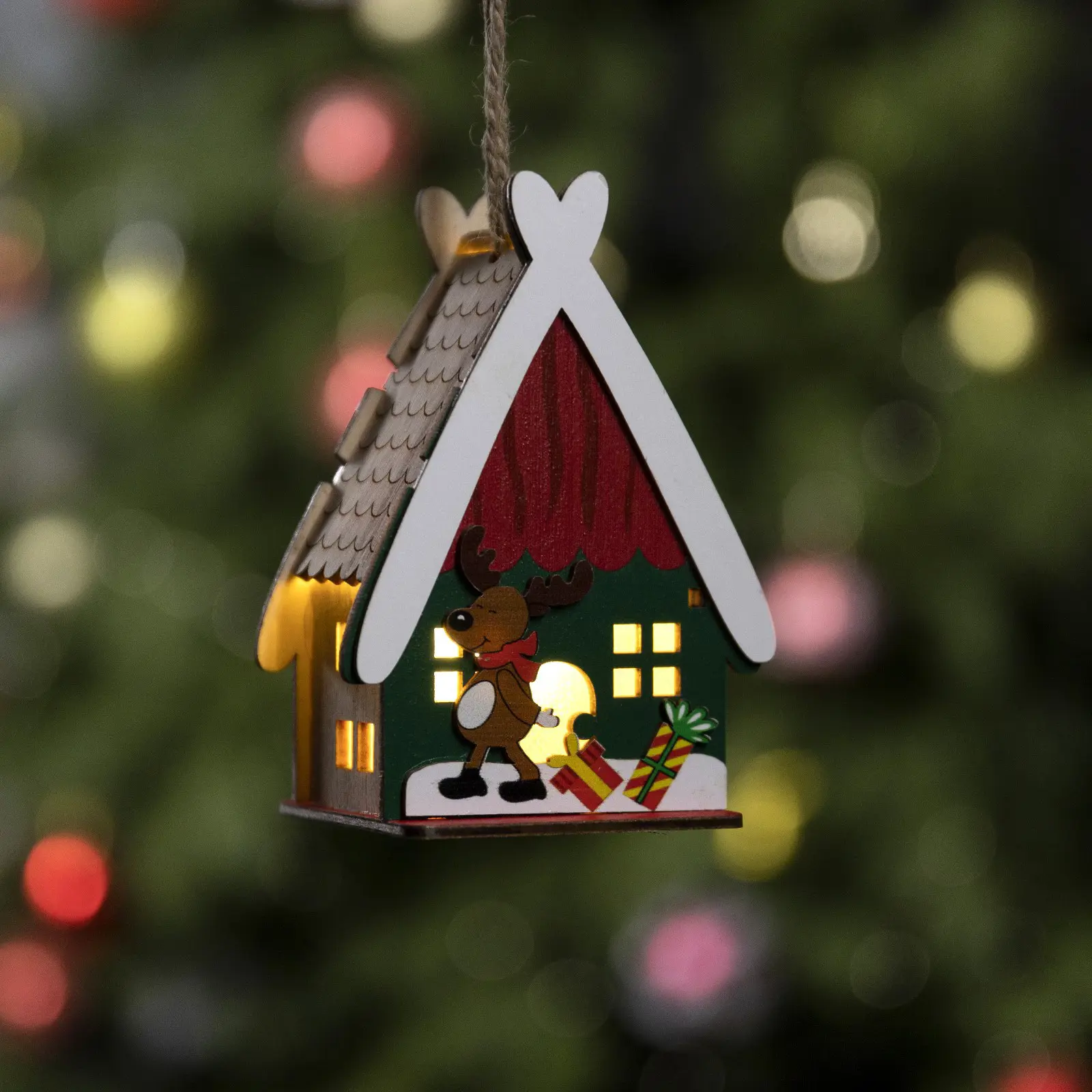 Изображение товара Елочная игрушка Домик с оленем Luazon lighting 9143295 11 см красный