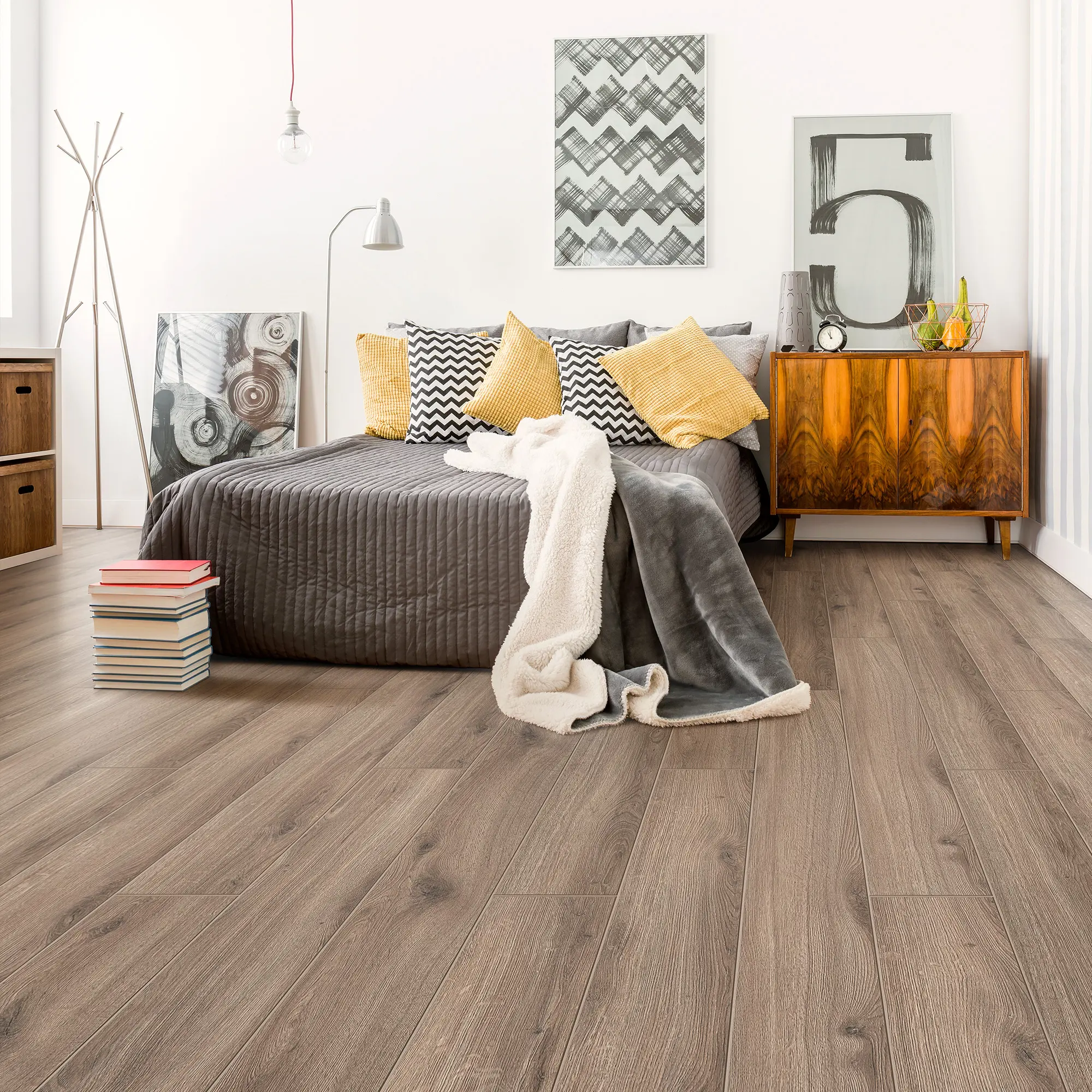 Изображение товара Ламинат Tarkett Феникс 33 класс влагостойкий 14 мм с фаской и тиснением в регистре