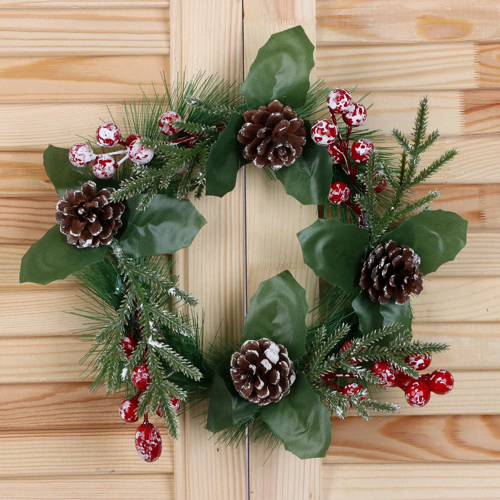 Изображение товара Рождественский венок Зимнее волшебство 6938883 ø 18 см с декором Глория Шишки и Ягодки