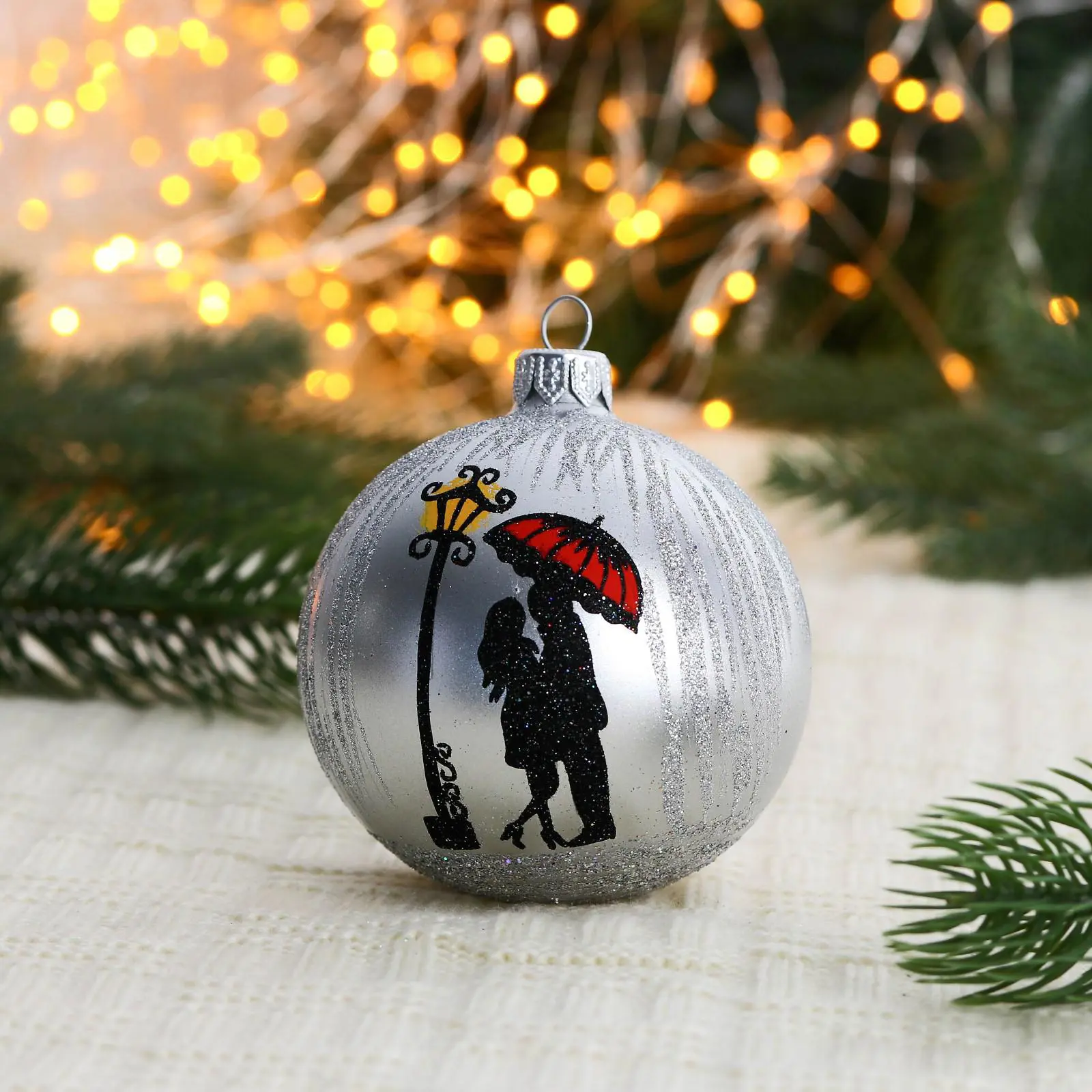 Изображение товара Елочный шар Винтажный шар 7077096 ФБО Поцелуй под зонтом 8 см стекло серый/серебристый