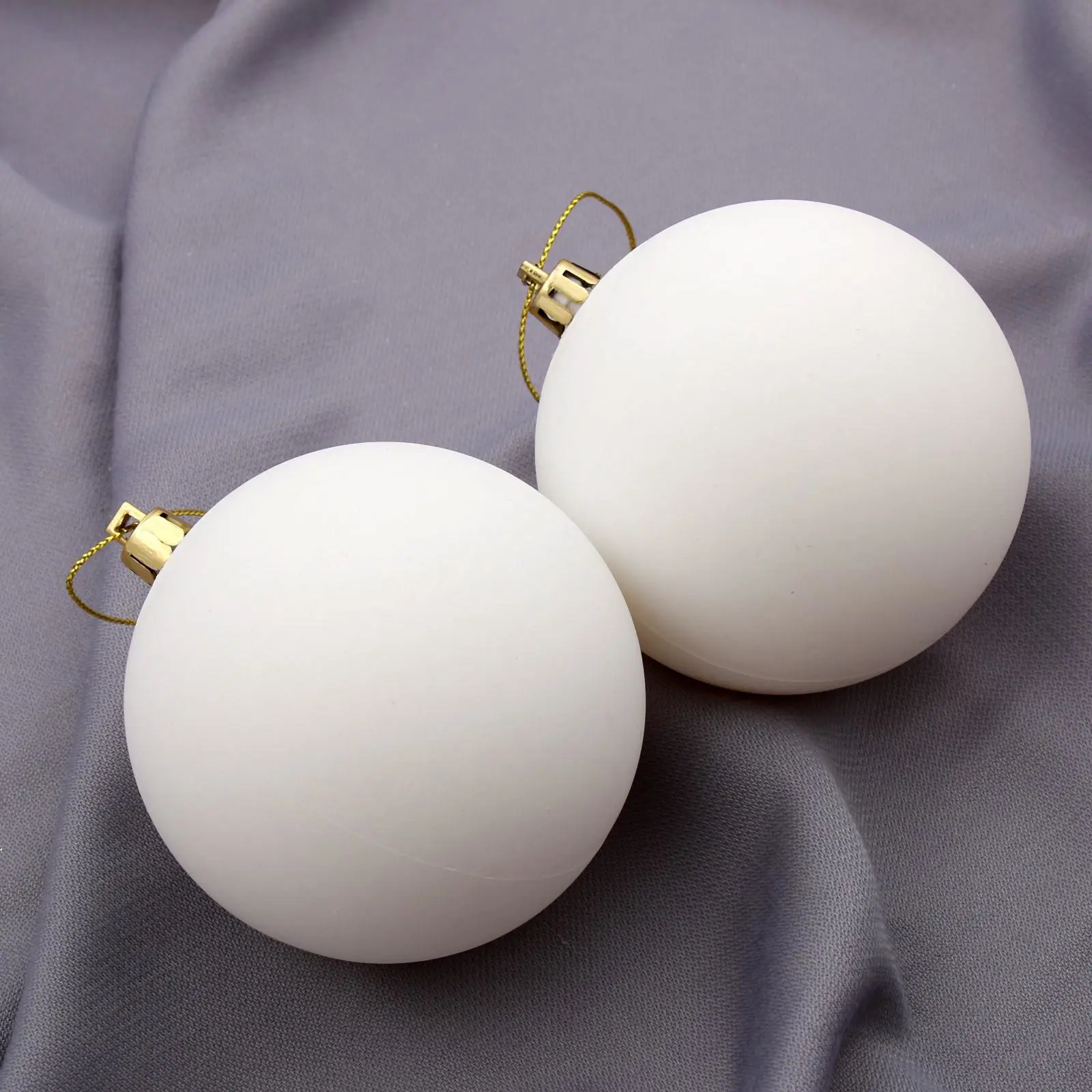 Изображение товара Набор елочных шаров Зимнее волшебство 4298873 ФБО Матовый 10 см пластик белый 2 шт