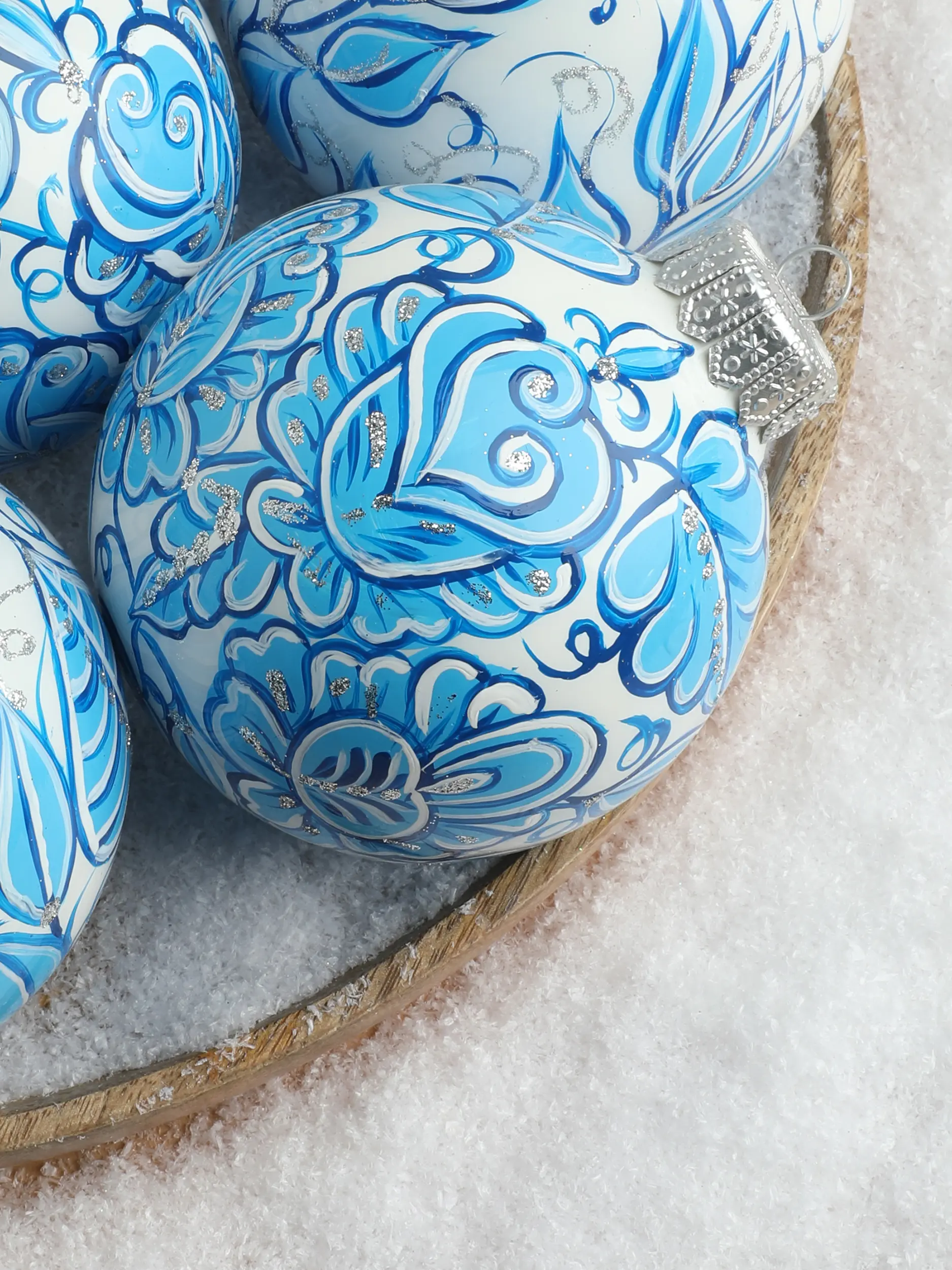 Изображение товара Набор елочных шаров Тд текстиль 142961 Гжель листья 10 см синтетическое стекло белый 5 шт