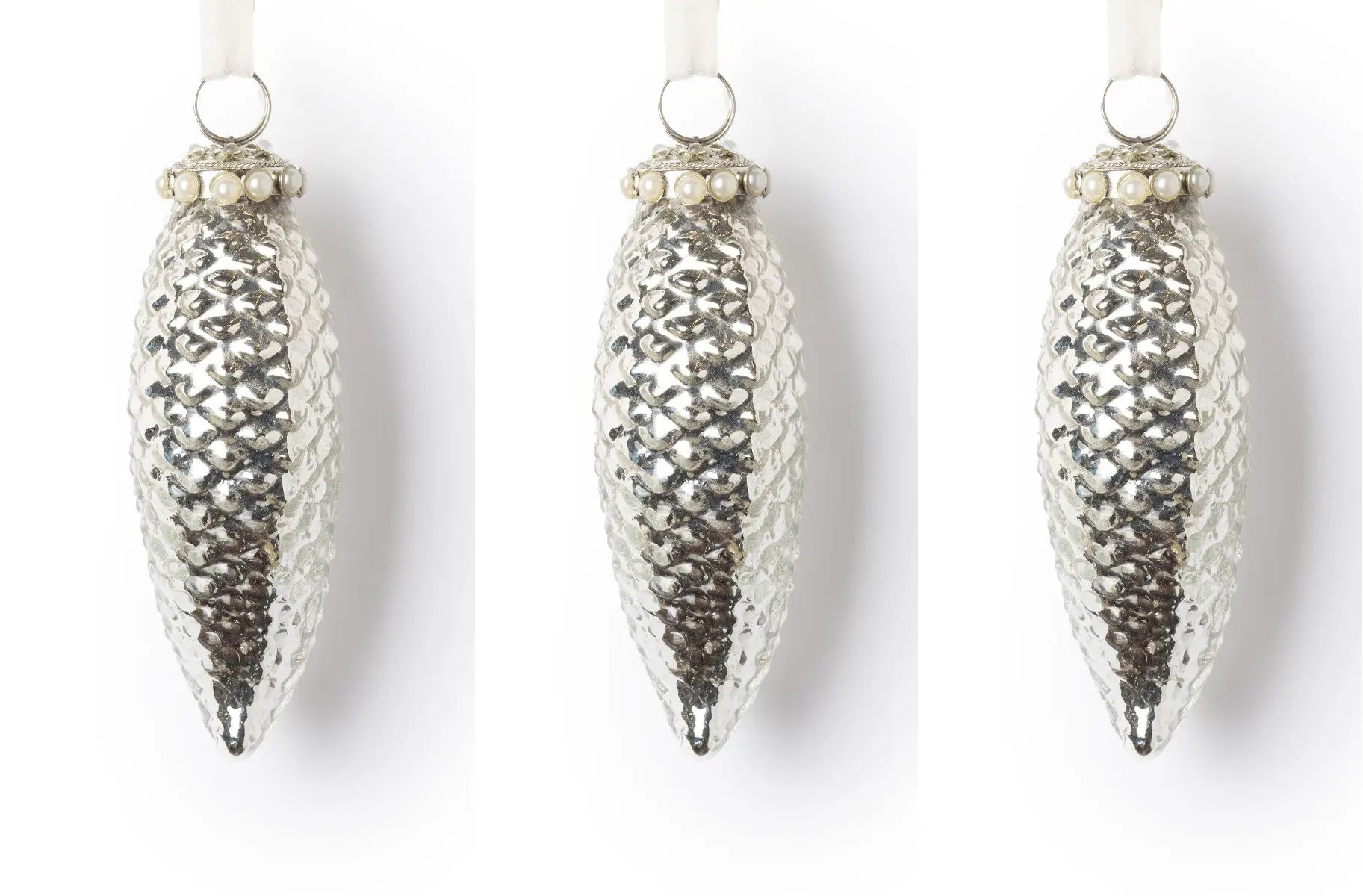 Изображение товара Набор Karlsbach 14862 из 3-х серебристых стеклянных шишек 15 см